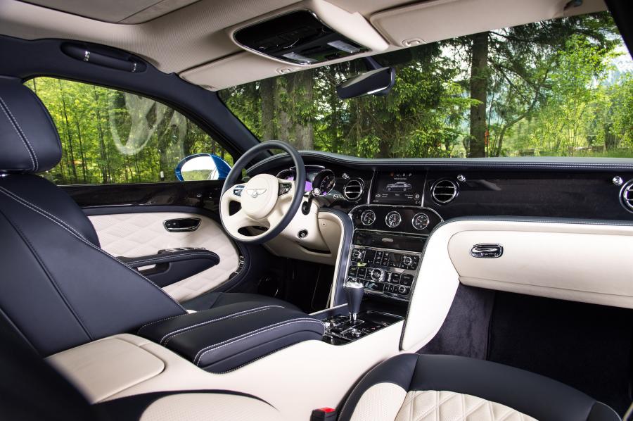 Интерьер Bentley Mulsanne Speed 2016 года  (фото 1 из 31)